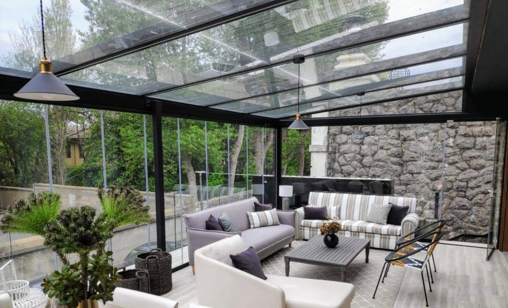 Incorpora plantas en tu terraza con techo de cristal