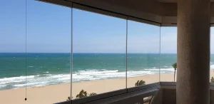 Cortinas de Cristal vs. Paneles de Aluminio con Vidrio